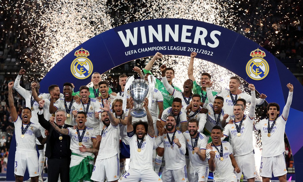 Marcelo ergue a taça da Champions para o Real Madrid após a vitória sobre o Liverpool por 1 a 0 em Paris — Foto: Lee Smith/Reuters