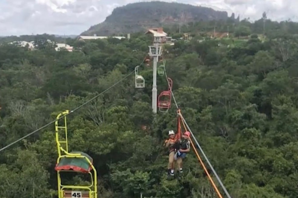 Turistas são resgatados de teleférico, após pane no equipamento — Foto: Reprodução/TV Mirante
