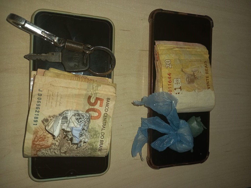 Foram apreendidos dinheiro, drogas e celulares durante a operação — Foto: Polícia Civil/Divulgação