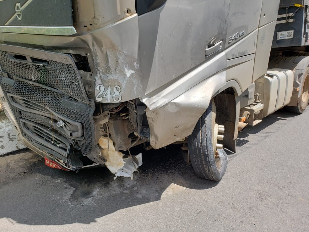 Acidente entre caminhonete de luxo e carreta mata trs na BR-242; criana est entre vtimas  Foto: Ivonaldo Paiva/Blog Braga