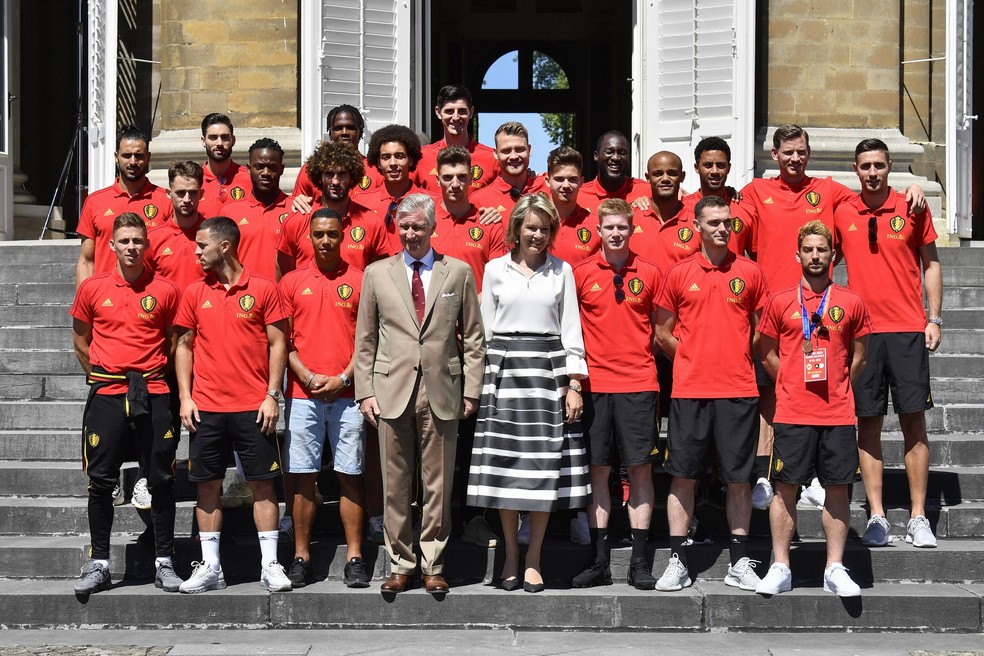 Jogadores são recebidos pelo Rei e a Rainha da Bélgica (Foto: ERIC LALMAND / BELGA / AFP)