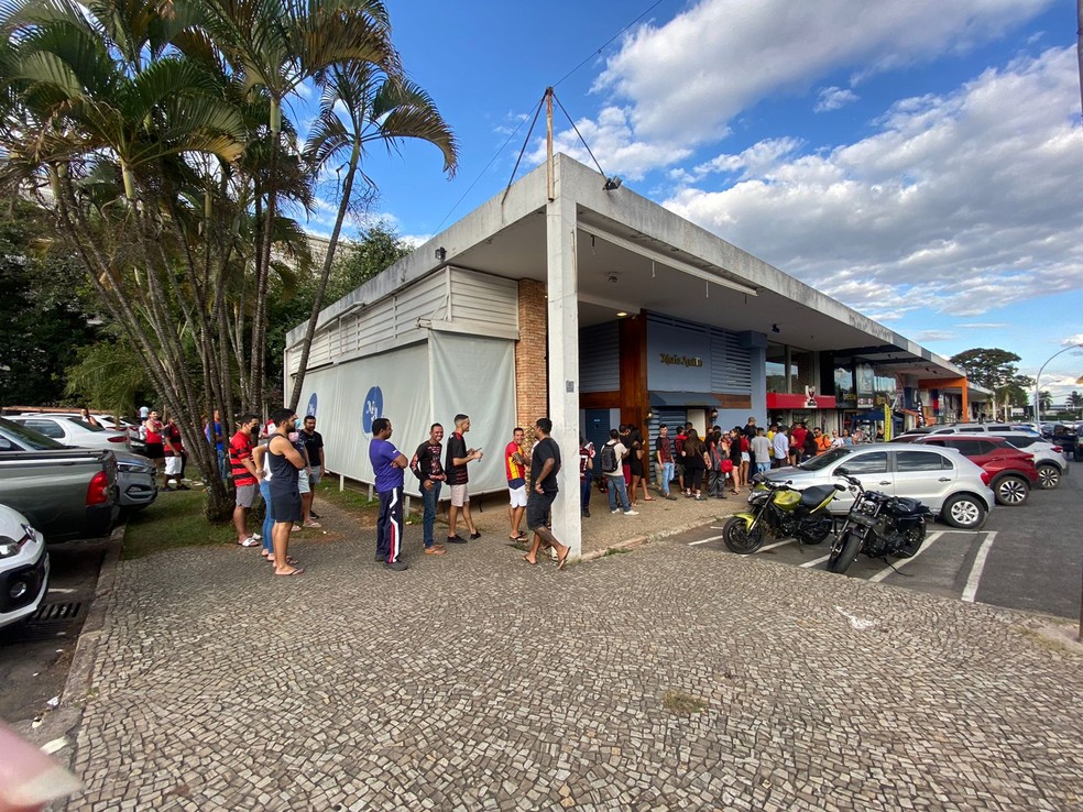 Torcedores do Flamengo na fila em Brasília — Foto: Karina Azevedo