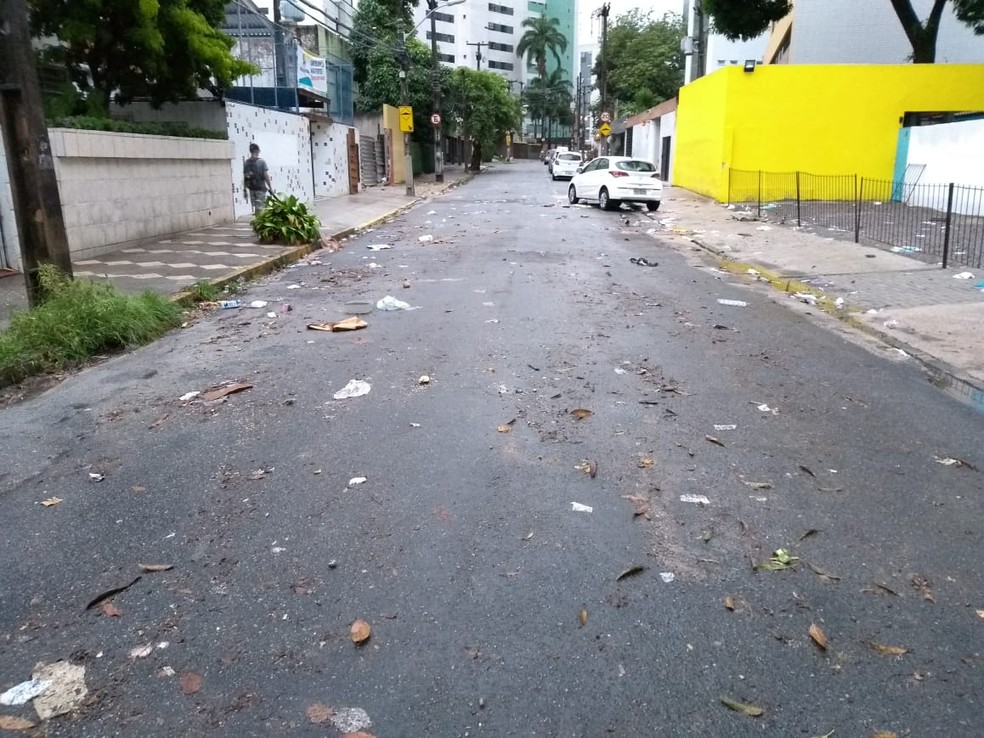 Após a água da chuva abaixar, a Rua Isaac Salazar ficou com lixo espalhado — Foto: Mhatteus Sampaio/TV Globo