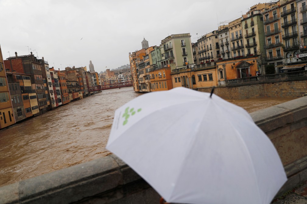 Tempestade Gloria chegou a Girona, na Espanha, e elevou nível do rio Onyar — Foto: Nacho Doce/Reuters