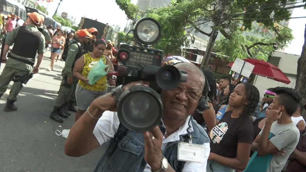 O CDU na Folia reúne multidão no bairro da Várzea, na Zona Oeste do Recife — Foto: Reprodução/TV Globo