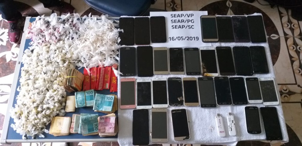 Telefones celulares e dinheiro apreendidos no presídio Vicente Piragibe — Foto: Divulgação