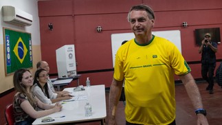 Bolsonaro vota em zona eleitoral na Vila Militar, no Rio  — Foto: ANDRE COELHO / AFP