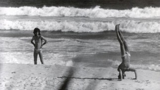 Mick Jagger (plantando bananeira) e Keith Richards no Recreio dos Bandeirantes, em 1968 — Foto: Reprodução do livro 'Os Rolling Stones no Brasil'