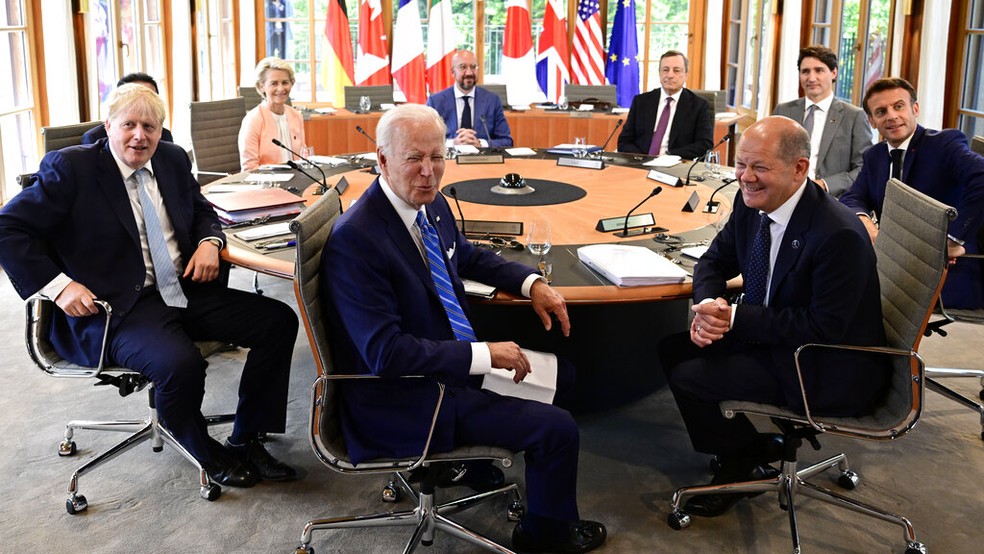 Joe Biden (EUA), Boris Johnson (Reino Unido), Fumio Kishida (Japão), Ursula von der Leyen (Comissão Europeia), Charles Michel (Conselho Europeu), Mario Draghi (Itália), Justin Trudeau (Canadá), Emmanuel Macron (França) e Olaf Scholz (Alemanha) durante a última cúpula do G7, na Alemanha, em 26 de junho de 2022. — Foto: John MacDougall via AP