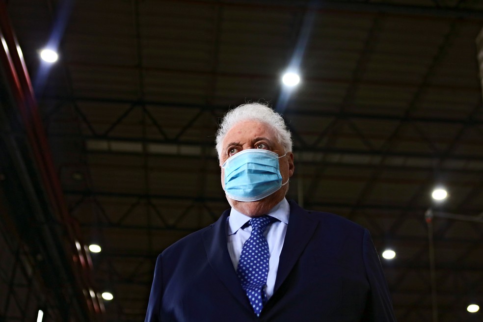 Ministro argentino da Saúde, Ginés González García, recebe carregamento de vacinas contra a Covid-19 no aeroporto internacional de Ezeiza, em foto de 17 de fevereiro de 2021 — Foto: Matias Baglietto/Reuters/Arquivo