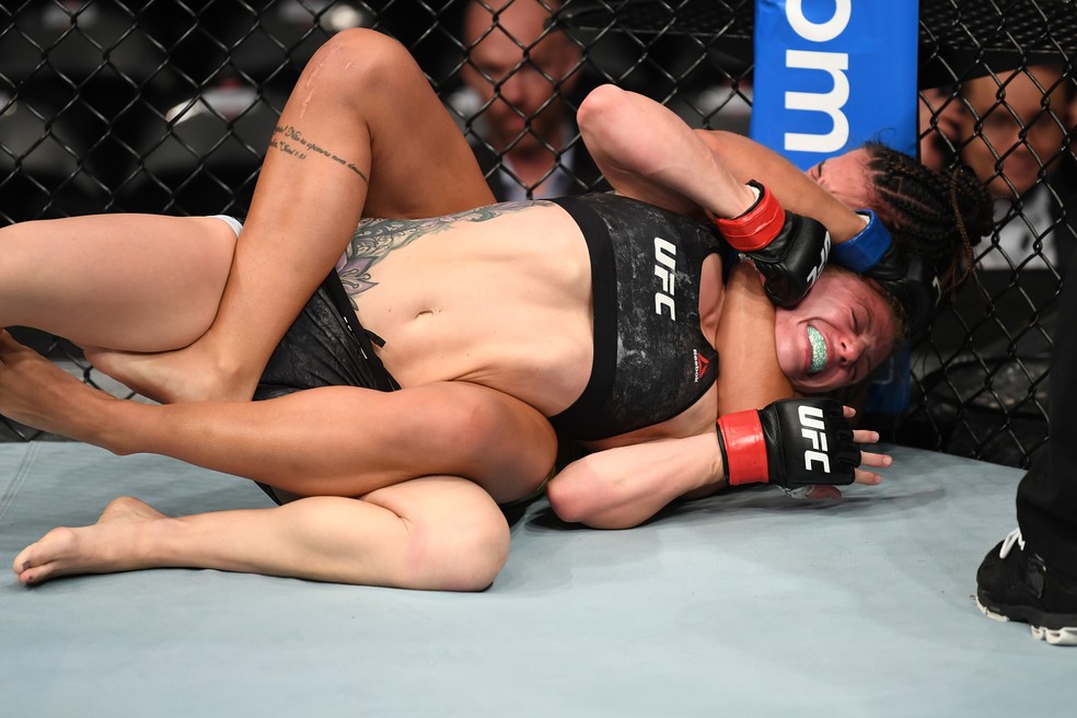 Amanda Ribas finalizou Emily Whitmire na sua estreia no UFC Minneapolis — Foto: Getty Images