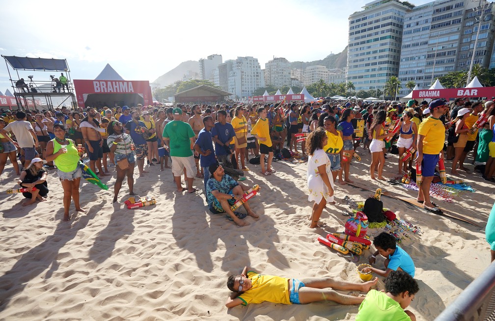 Torcedor aproveita pra pegar sol durante Brasil x Camarões no Fifa Fan Fest — Foto: Marcos Serra Lima/g1