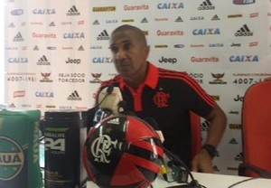 Cristóvão minimiza ida da torcida ao CT e mira o óbvio: Temos que vencer