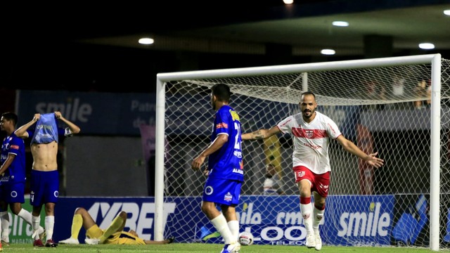 Anselmo Ramon comemora gol na estreia pelo CRB
