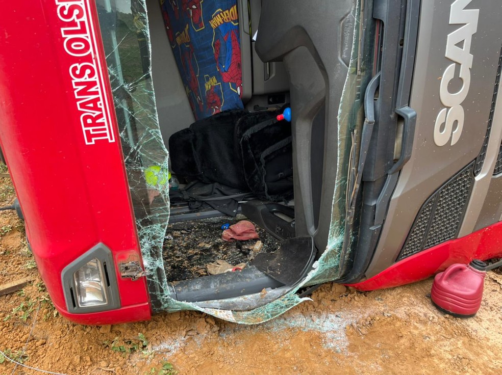 Parabrisa precisou ser cortado para motorista de caminhão conseguir sair de cabine após acidente em Piratininga — Foto: Gabriel Pelosi /TV TEM