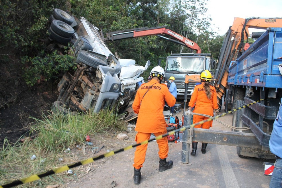 Corpo de Bombeiros foi acionado para ajudar no resgate de caminhão tombado da BR-101, em São Miguel dos Campos, Alagoas — Foto: Emerson Tiago/AlagoasNT