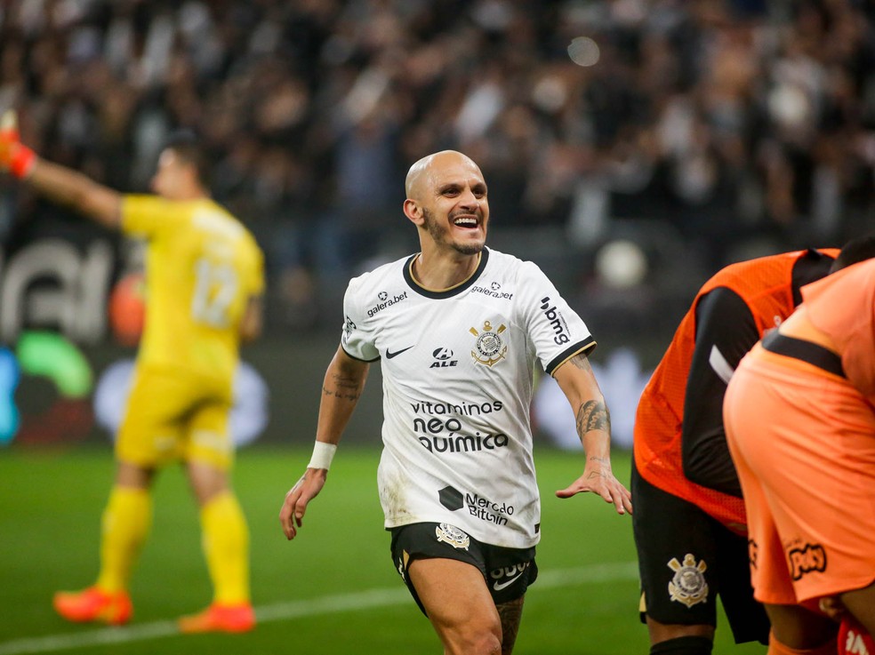 Lateral esquerda do Corinthians cresce em reta decisiva e dá orgulho a Vítor Pereira