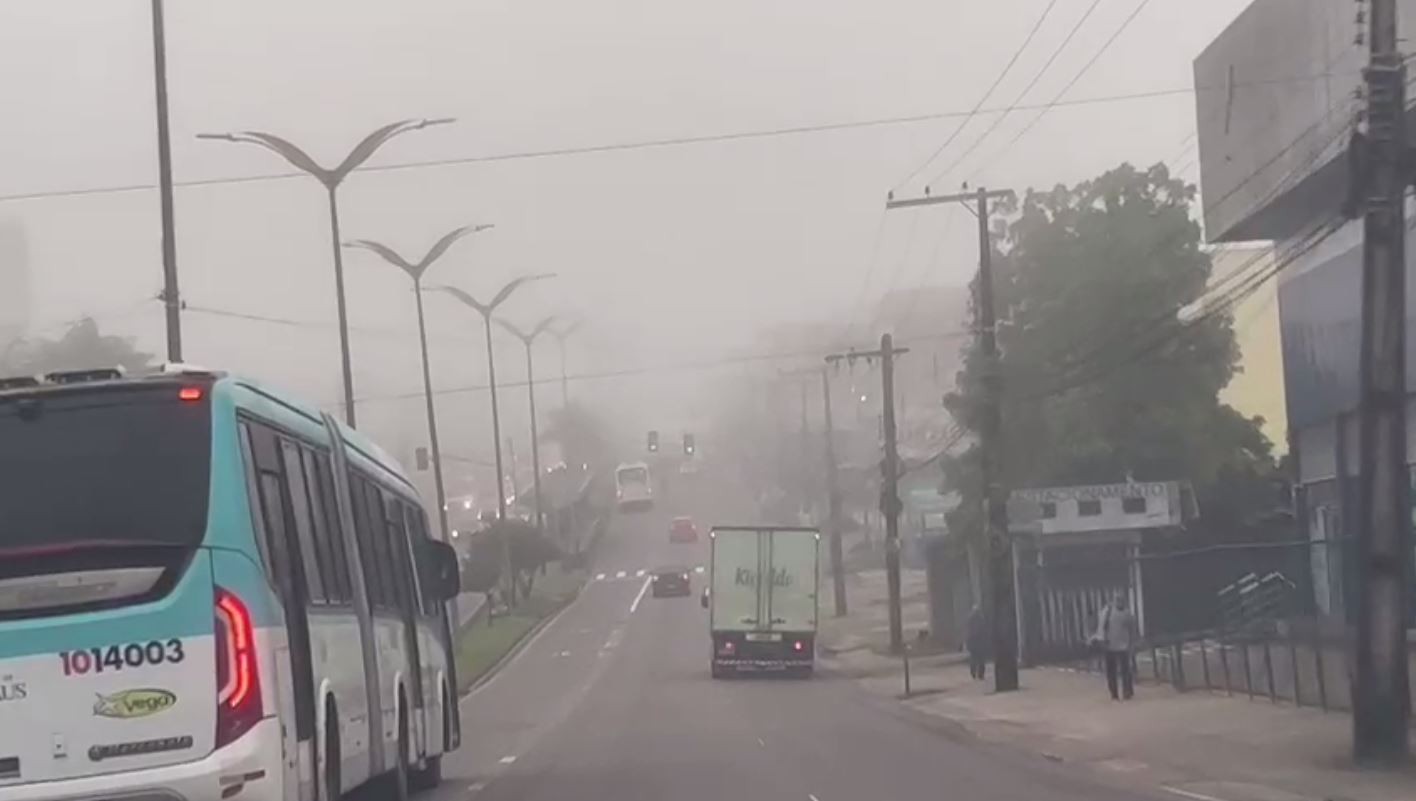 Manaus amanhece com forte neblina; veja FOTOS