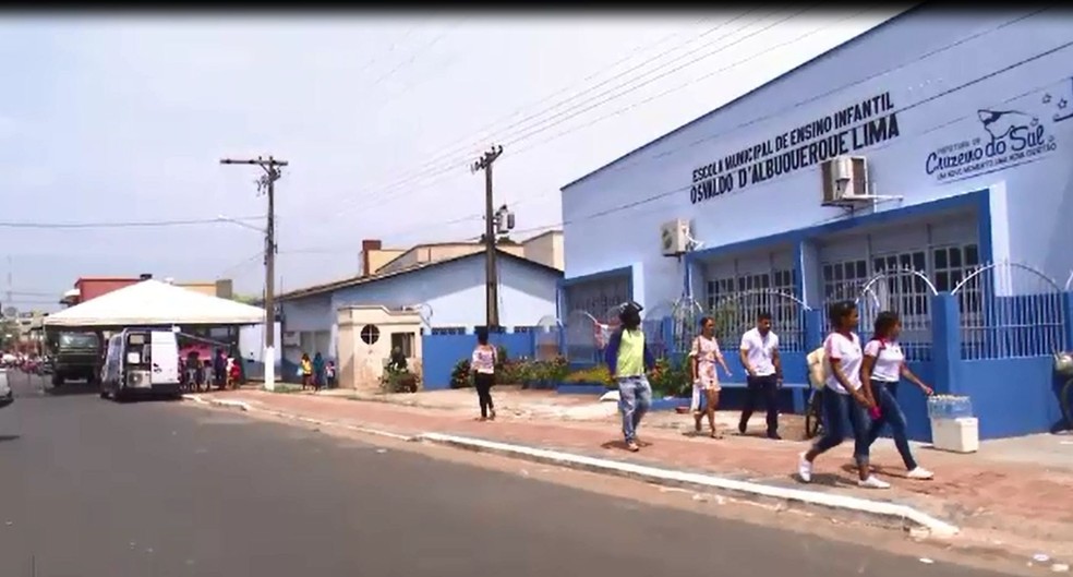 Atendimentos foram realizados em colégio no Centro de Cruzeiro do Sul — Foto: Reprodução/Rede Amazônica Acre