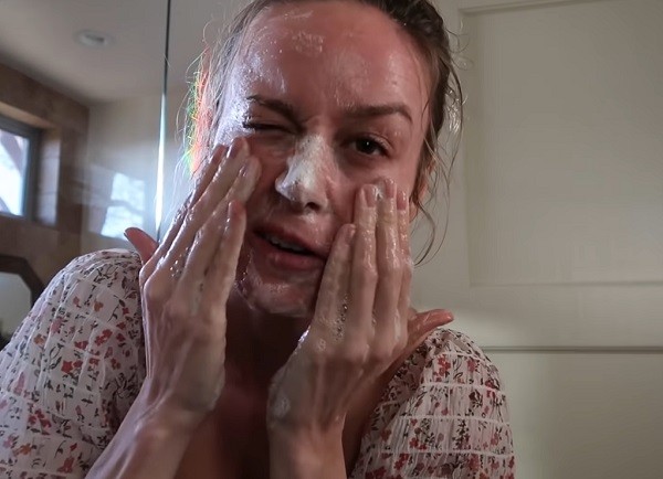 A atriz Brie Larson limpando o rosto antes de dormir (Foto: YouTube)