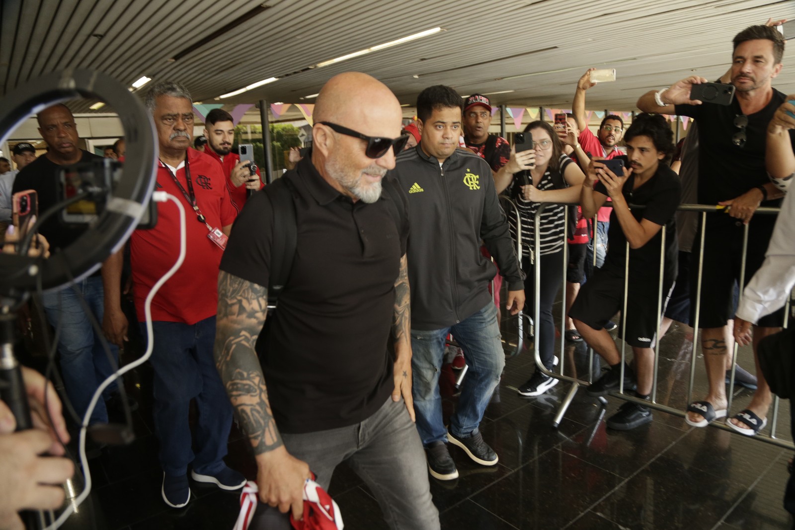 Treinador não deu entrevista nem falou com fãs  Foto: Roberto Moreyra / Agência O Globo