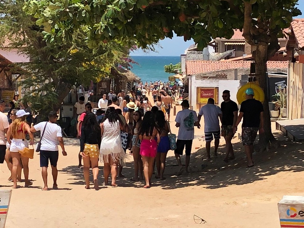 Turistas trafegavam pela vila de Jericoacoara, durante este feriado, no Ceará.  — Foto: Mateus Ferreira