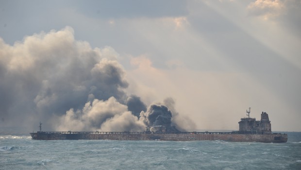 Petroleiro iraniano Sanchi em chamas após colisão (Foto: Reuters)