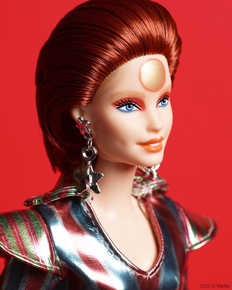 Barbie se transforma em Ziggy Stardust. (Foto: @barbie/Reprodução Instagram)