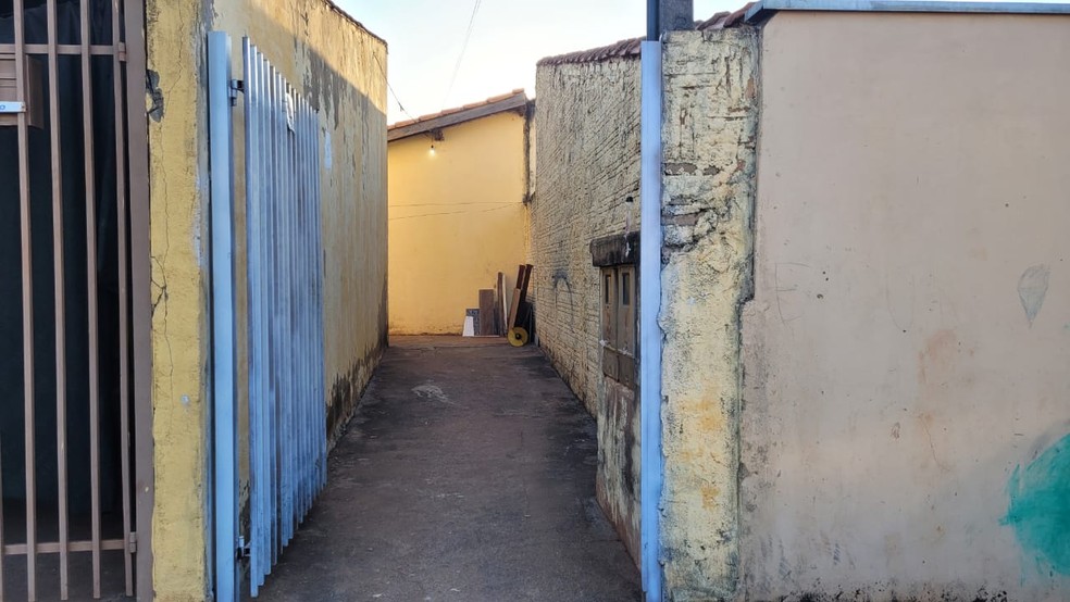 Corpo da vítima foi encontrado enterrado dentro de quarto em residência, em Nova Granada (SP) — Foto: Monize Poiani/TV TEM