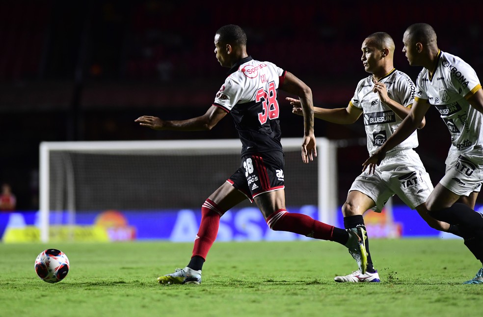 Caio Paulista em ação no duelo contra a Inter de Limeira — Foto: Marcos Ribolli