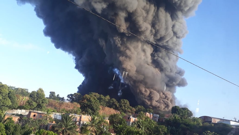 Grande fumaça por conta do incêndio na fábrica de colchões no bairro de Valéria, na manha desta terça-feira — Foto: Carlos Uchôa/Arquivo Pessoal