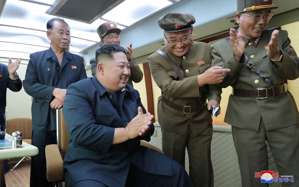 Cercado por militares, Kim Jong-un comemora lançamento de míssil balístico disparado pela Coreia do Norte na sexta-feira (16), em foto divulgada pela agência KCNA — Foto: KCNA via Reuters