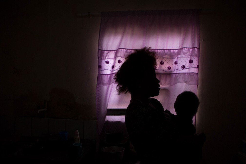 Angolana espera conseguir dinheiro com vaquinha virtual para trazer filha de Luanda para São Paulo (Foto: Marcelo Brandt/ G1)