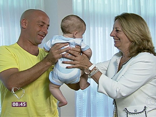 Filho encontra a mãe biológica após 34 anos e apresenta o filho de seis meses (Foto: Mais Você / TV Globo)