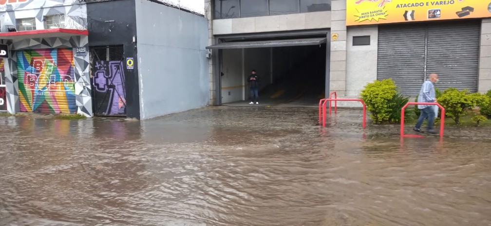 chuva causa alagamentos no centro e em outros bairros de curitiba fotos parana g1