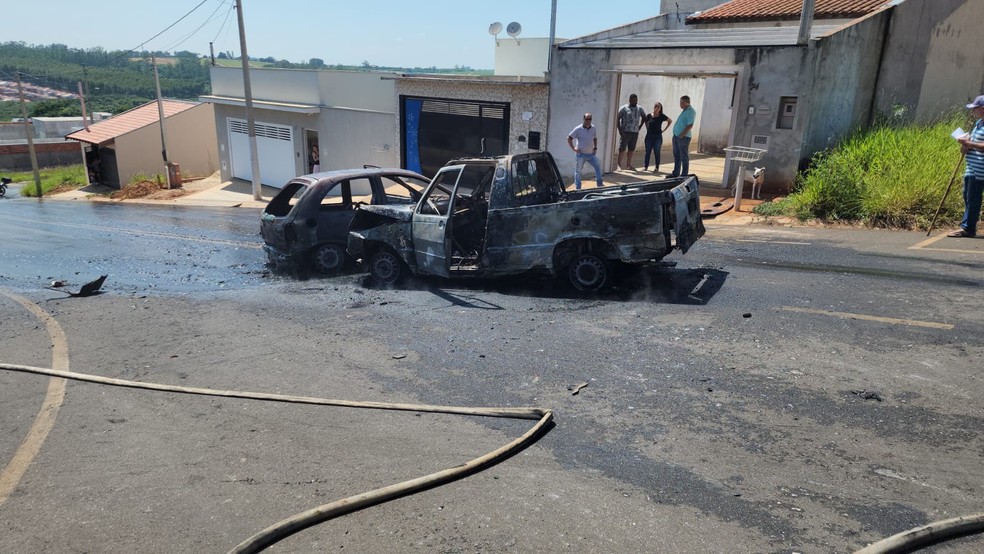 Veículos ficaram completamente destruídos após acidente em Rafard — Foto: Tonny Machado