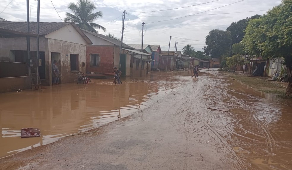 Após nível do rio baixar, ruas de Xapuri ficaram cobertas de lama e prefeitura iniciou limpeza — Foto: Arquivo/Defesa Civil