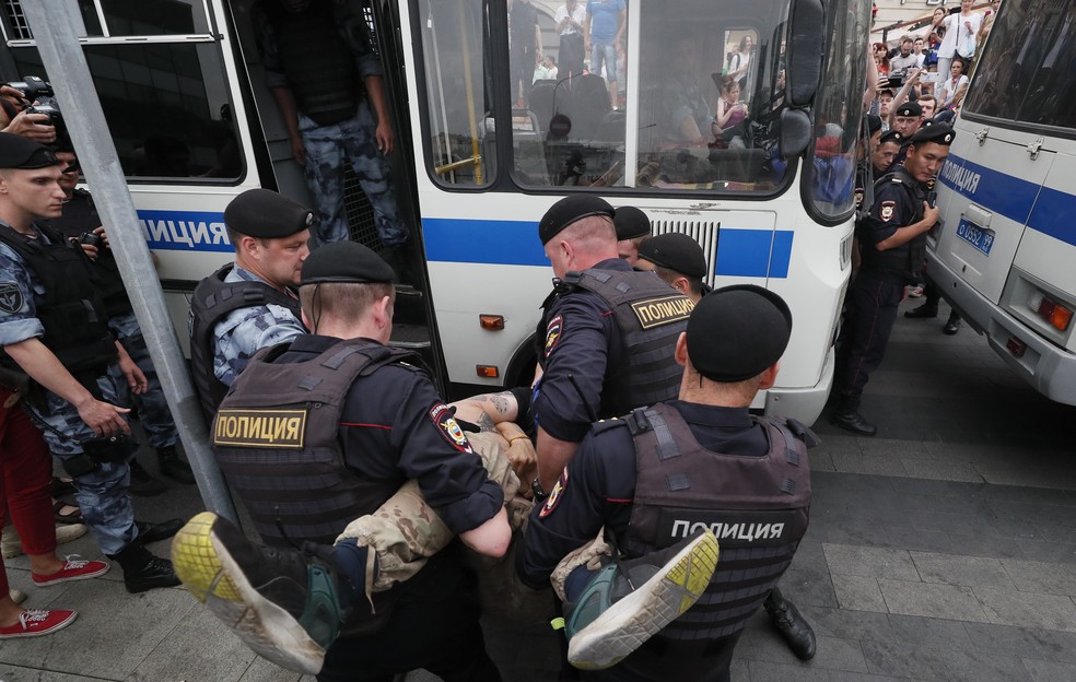 PolÃ­cia carrega manifestante em Moscou â Foto: Shamil Zhumatov/Reuters