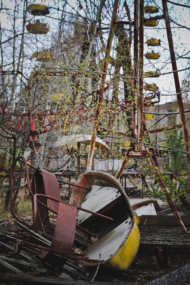 Ensaio realizado na cidade de Pripyat, onde ocorreu o acidente nuclear de Chernobyl (Foto: Carol Thomé e Duca Mendes)