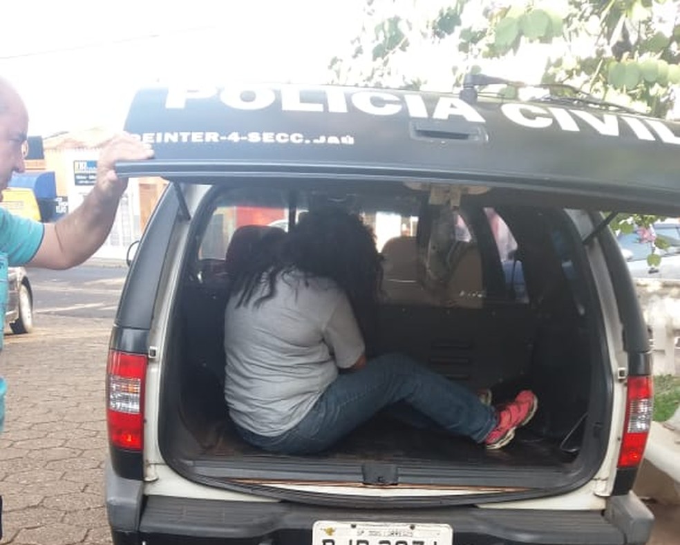 Mulher foi presa e encaminhada para a cadeia de PirajuÃ­  (Foto: PolÃ­cia Civil/ DivulgaÃ§Ã£o )
