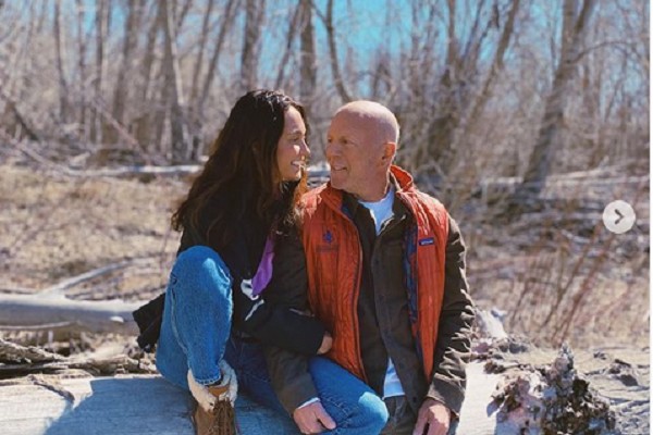 Bruce Willis e Emma Heming Willis nas primeiras fotos públicas do ator após a divulgação de seu diagnóstico de afasia (Foto: Instagram)