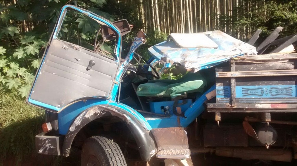Motorista perdeu o controle e tombou no km 300 da Rodovia João Mellão (SP-255) em Itaí (Foto: Divulgação/Polícia Militar Rodoviária)