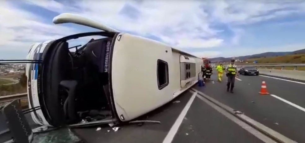 Ônibus tomba e deixa passageiros feridos na Rodovia dos Bandeirantes em Jundiaí — Foto: Arquivo Pessoal