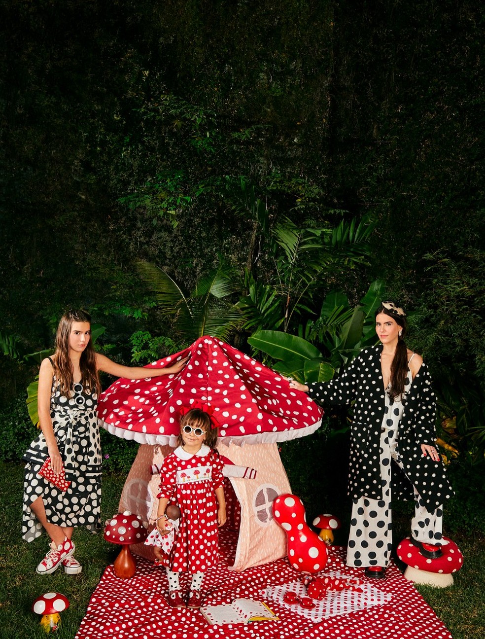 A stylist Lulu Novis e as filhas, Antonia e Felipa n cabana de cogumelo: profusão de poás — Foto: Guilherme Nabhan