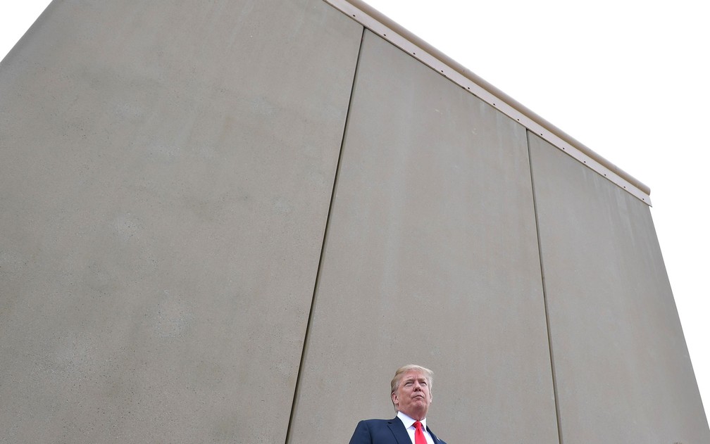O presidente dos EUA, Donald Trump, visita protótipos do muro que pretende construir na fronteira com o México, em San Diego, na Califórnia, na terça-feira (13) (Foto: Mandel Ngan/AFP)