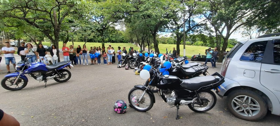 Motociclistas homenageiam Gustavo durante velório em BH — Foto: Lucas Franco/TV Globo
