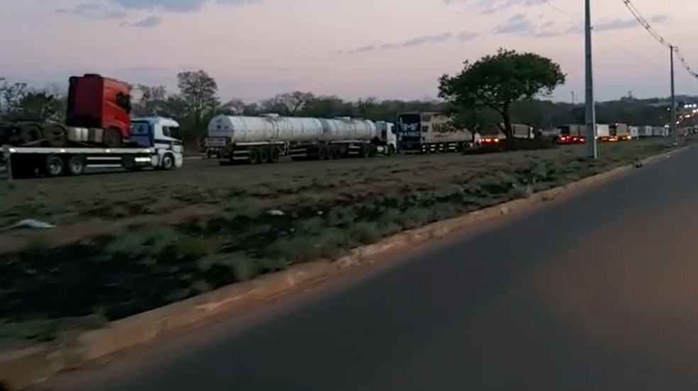 Grupo bloqueou a BR-153 em Gurupi, no Tocantins — Foto: Reprodução