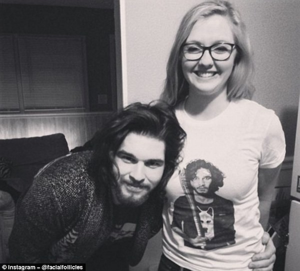 Josiah Martin e sua namorada brincam com camisa com Jon Snow (Foto: Reprodução)
