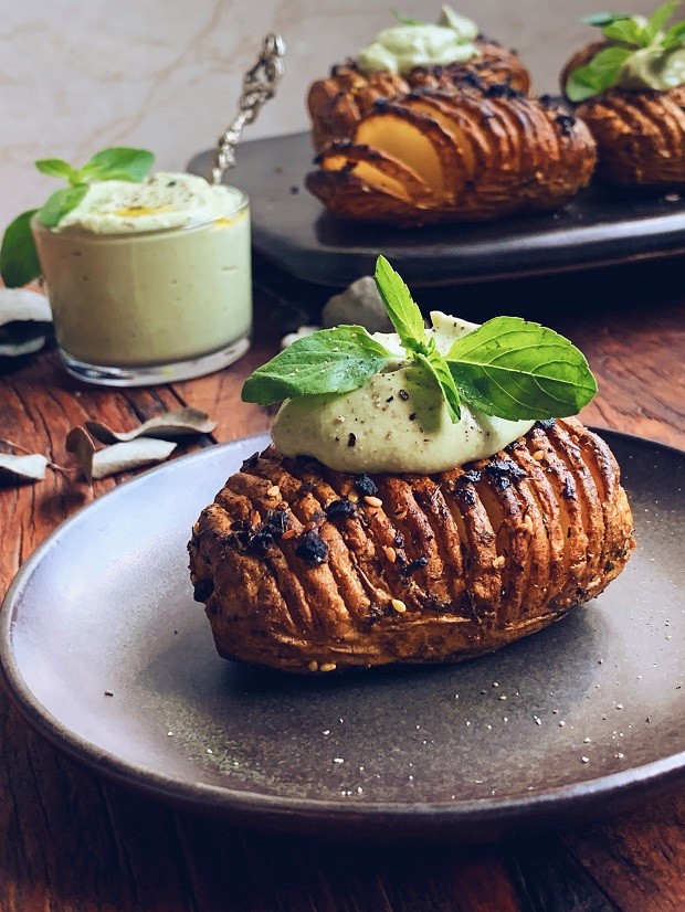 Receita de batatas sanfonas com maionese de abacate (Foto: Divulgação )