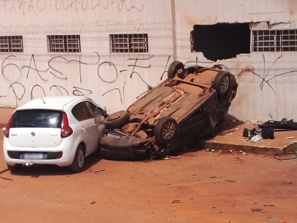 Carro capotado atingiu o muro de uma casa e outro veículo, no DF — Foto: Reprodução
